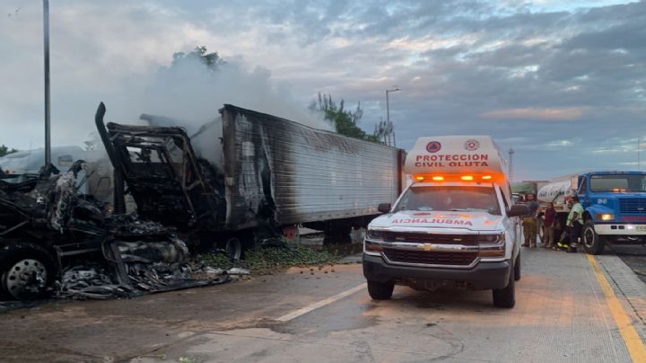 (VIDEO) Se incendia tractocamión en autopista de Coatzacoalcos hacia Villahermosa