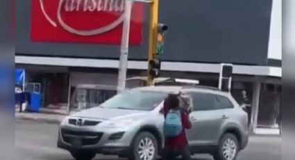 (VIDEO) Captan a mujer indigente arrojando enorme piedra a vehículos en Ciudad Obregón