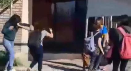 (VIDEO) Regresan peleas a escuelas de León; arrinconan a compañera y dan golpiza