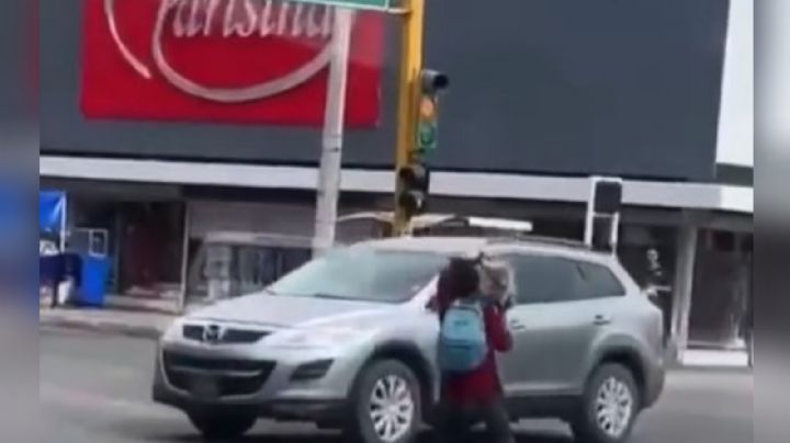 (VIDEO) Captan a mujer indigente arrojando enorme piedra a vehículos en Ciudad Obregón