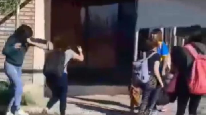 (VIDEO) Regresan peleas a escuelas de León; arrinconan a compañera y dan golpiza