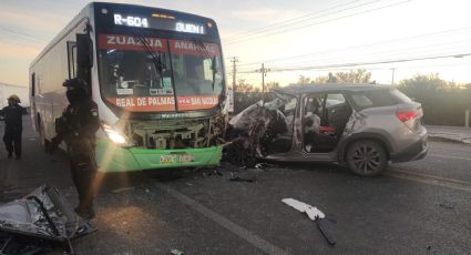 Choque de camión urbano y camioneta deja 10 lesionados en NL