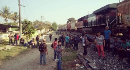 Son cientos pero estan solos: caravana de migrantes sufren abandono en su camino al norte