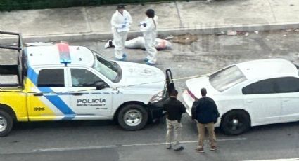 Arrojan cuerpo 'emplayado' en avenida principal de Monterrey