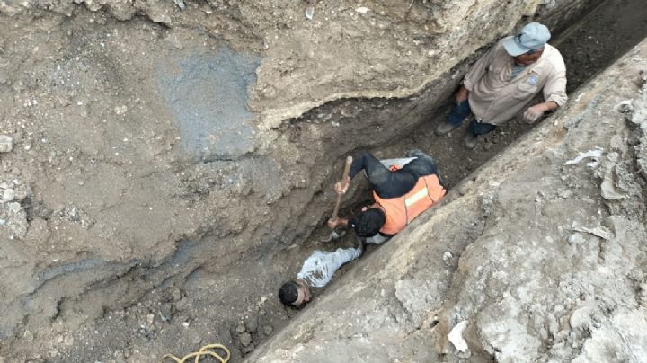 Termina sepultado en zanja y es rescatado con vida en Escobedo NL