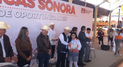 Entrega Alfonso Durazo más de 700 becas a estudiantes de la sierra