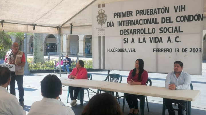 Gente le hace 'fuchi' a condones regalados en centros de salud; confirman ser validados por Cofepris