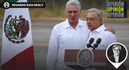 La oposición critica a AMLO por una medallita