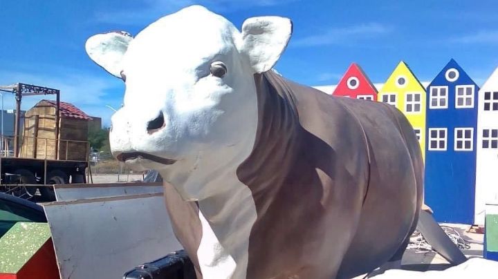 ¡Apareció la vaquita del Aramburo! se fue a poner 'chula' para ser parte del Carnaval La Paz 2023