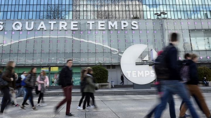 (VIDEOS) Pánico en París: Un hombre se suicida en centro comercial y genera estampida