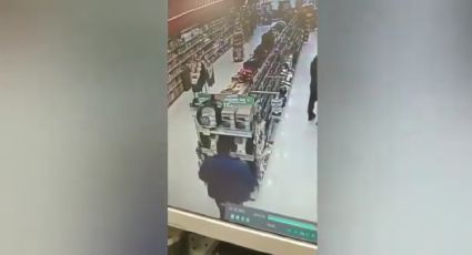 (VIDEO) Encaran a 'ruletero' robando 10 litros de aceite sintético en AutoZone