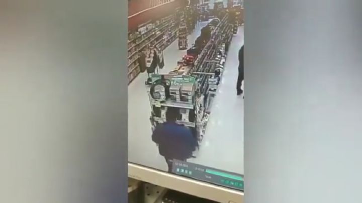 (VIDEO) Encaran a 'ruletero' robando 10 litros de aceite sintético en AutoZone