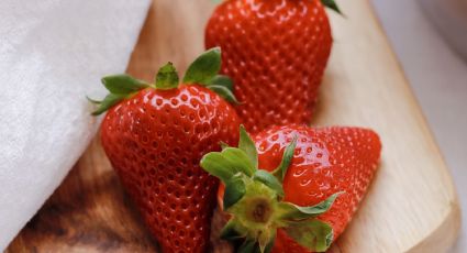 ¿Tú lo haces? Descubre si es malo comer fresas antes de dormir