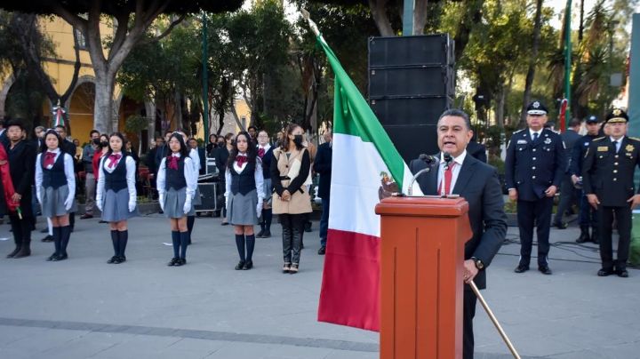 Alcalde de Tlalnepantla conmemora el 83 aniversario de la Bandera Nacional