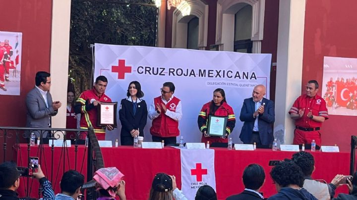 Dos 'lomitos' rescatistas de la Cruz Roja Mexicana reciben medallas por su labor en Turquía