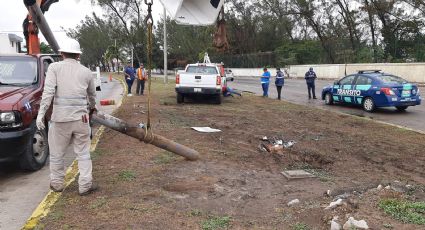 (VIDEO) Conductor pierde control de su camioneta y provoca accidente vehicular; no hay lesionados