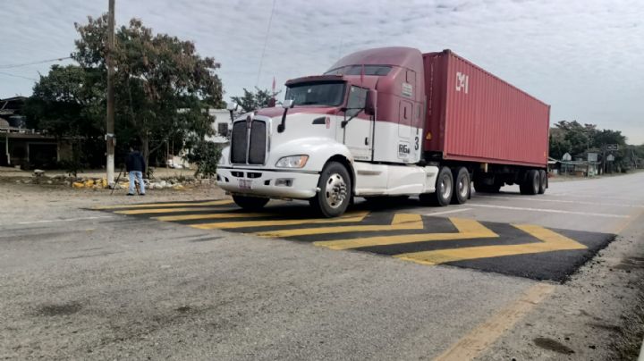 Colocan topes y semáforos para prevenir accidentes; principalmente de camiones con carga