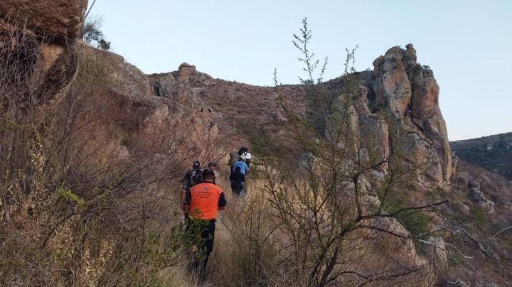 Ciclista cae en barranco en el cerro de la Bufa; logra comunicarse con su padre y es rescatado