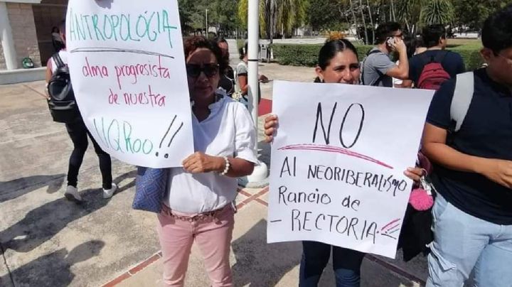 Estudiantes y docentes se manifiestan por cierre de carreras en la Universidad de Quintana Roo