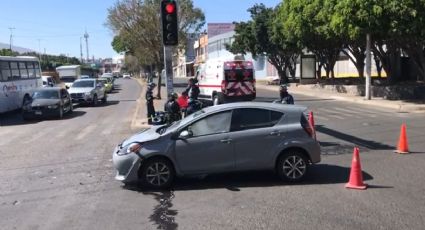 Camión de Bomberos choca con vehículo tras pasarse el semáforo en la avenida Climatario