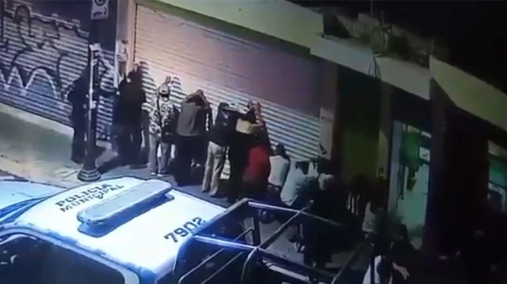 (VIDEO) Separan a policías de Celaya por 'interrogar' a golpes a un grupo de civiles