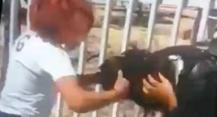 (VIDEO) Golpiza entre 2 alumnas en La Paz termina con el desmayo de una de la jóvenes