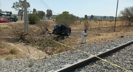 Conductor muere prensado en su automóvil tras intentar ganarle el paso al tren