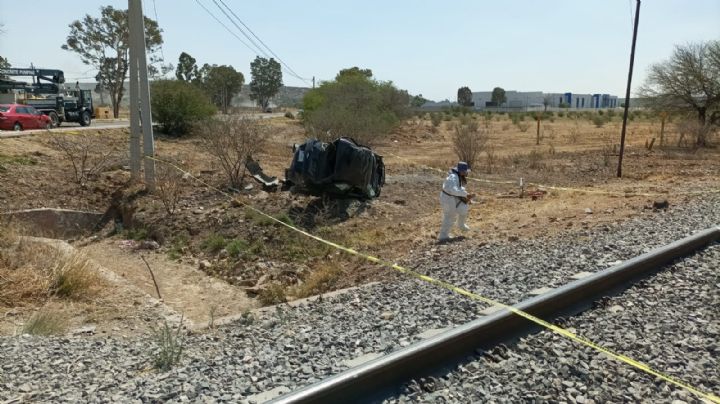 Conductor muere prensado en su automóvil tras intentar ganarle el paso al tren