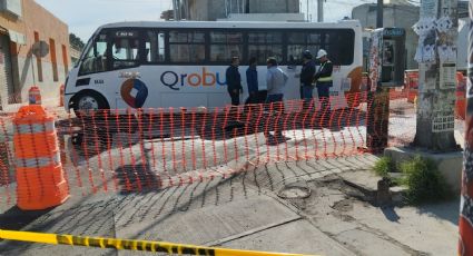 (VIDEO) Camión de Qrbus queda atascado por socavón en Carillo Puerto