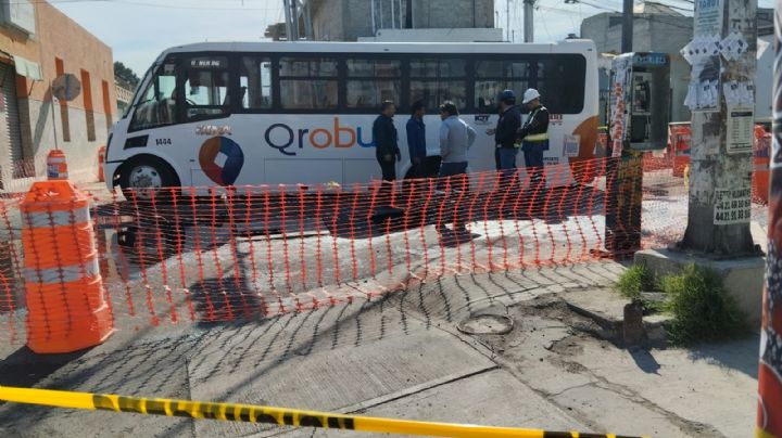 (VIDEO) Camión de Qrbus queda atascado por socavón en Carillo Puerto