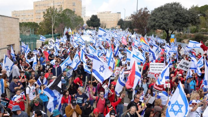 Primero Francia… ahora Israel: ¿por qué están protestando en Tel Aviv?