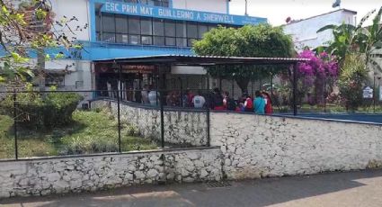 Alumno se avienta de segundo piso de colegio tras sufrir bullying de sus compañeros