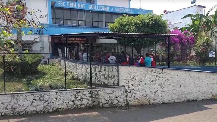 Alumno se avienta de segundo piso de colegio tras sufrir bullying de sus compañeros