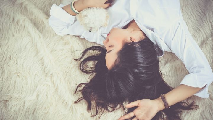 5 cosas que debes sacar de tu cuarto para dormir mejor, según expertos