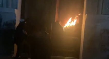 (VIDEO) Día de la Mujer 2023: incendian puerta del Palacio de Gobierno de NL