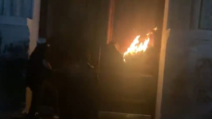 (VIDEO) Día de la Mujer 2023: incendian puerta del Palacio de Gobierno de NL