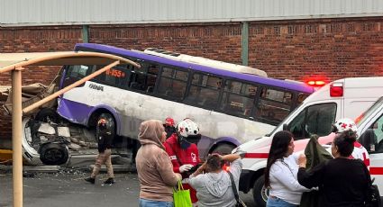 Camión urbano aplasta auto en Monterrey; reportan 25 lesionados