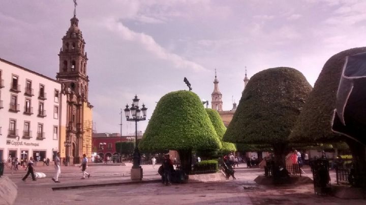 Mejoran iluminación del jardín principal y calles aledañas al centro de León