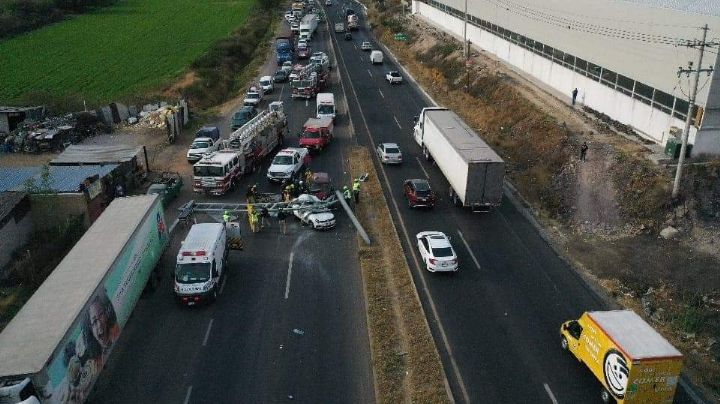 (VIDEO) Tractocamión provoca 'aparatoso' choque en Libramiento Norponiente