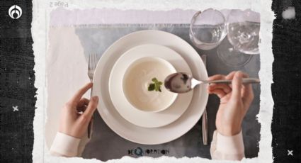 ¡No lo cometas! El grave error de etiqueta al comer sopa, según expertos