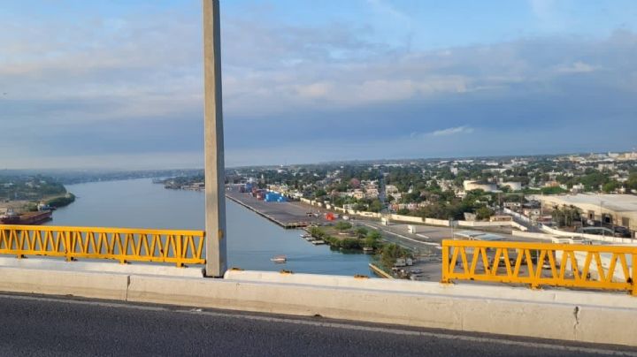 Falta de barandal en Puente Tampico expone a cientos de automovilistas