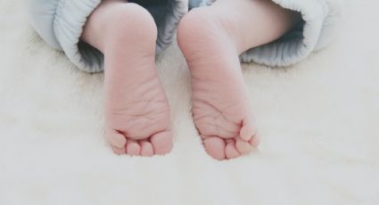 ¿Por qué los bebés NO deben usar zapatos? El grave daño por no dejarlos descalzos