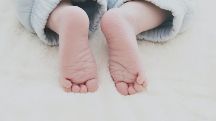 ¿Por qué los bebés NO deben usar zapatos? El grave daño por no dejarlos descalzos