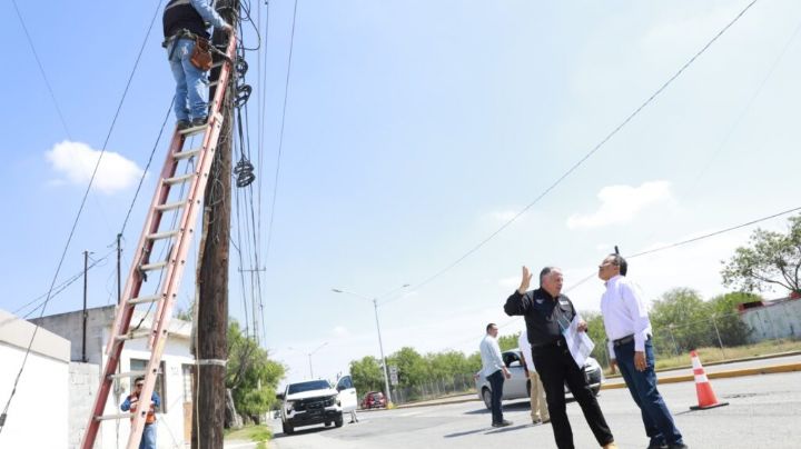 Continúan con retiro de 'telarañas' de cables en Escobedo NL