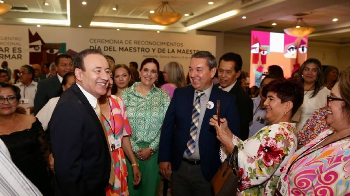 Alfonso Durazo premia con reconocimientos a docentes en el Día del Maestro