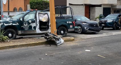 Patrulla con detenidos se pasa el 'rojo' y choca con auto particular en Boca del Rio