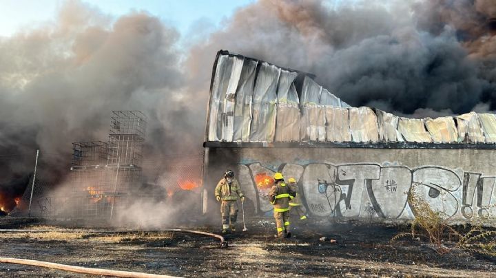 Bomberos controlan incendio en fábrica de León; duró más de 15 horas