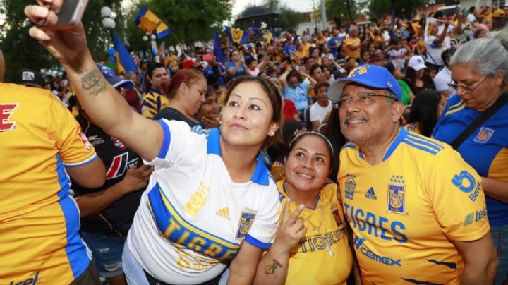 Escobedo recibe festejos de aficionados tigres