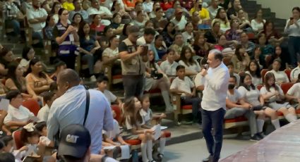 Entrega Alfonso Durazo becas a estudiantes de Navojoa