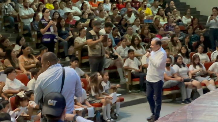 Entrega Alfonso Durazo becas a estudiantes de Navojoa